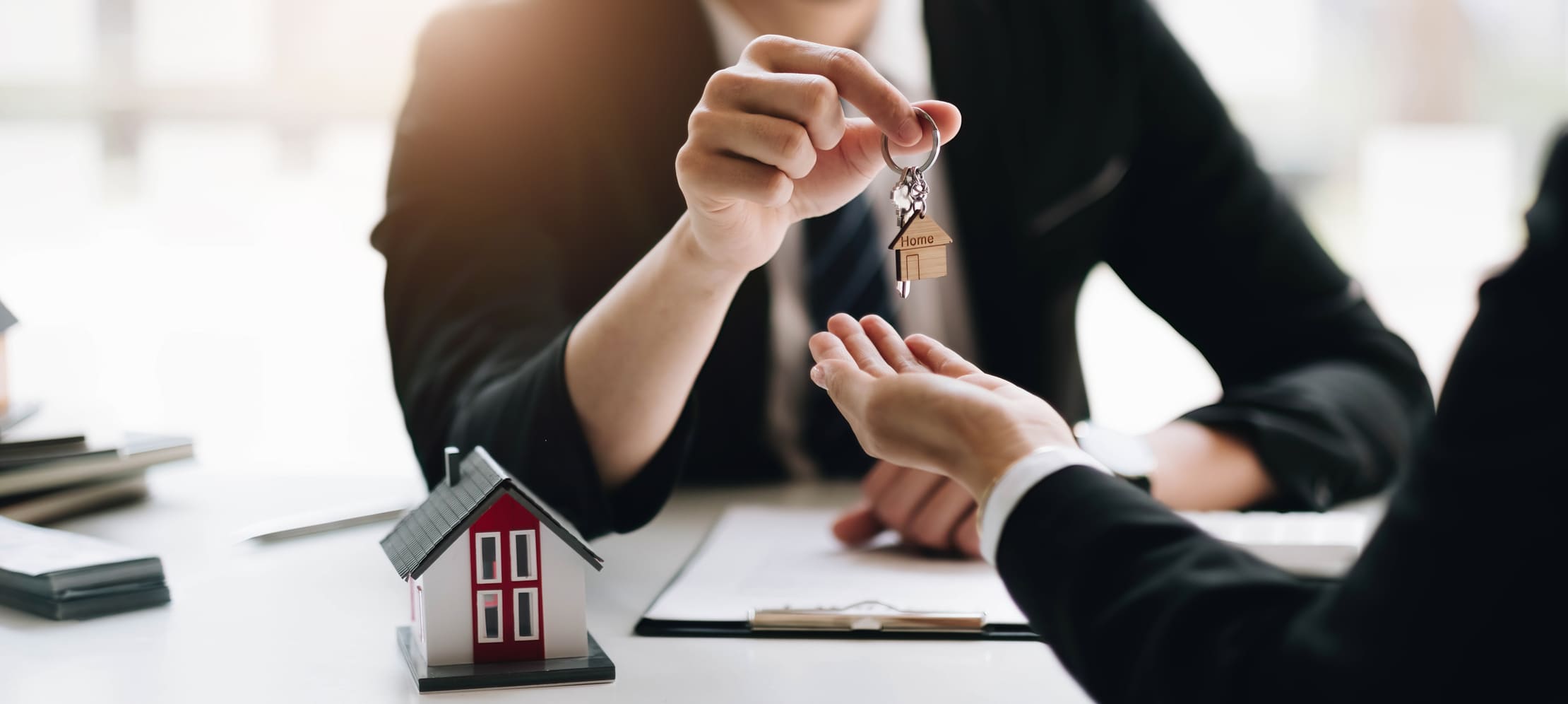 Agent hands keys to client